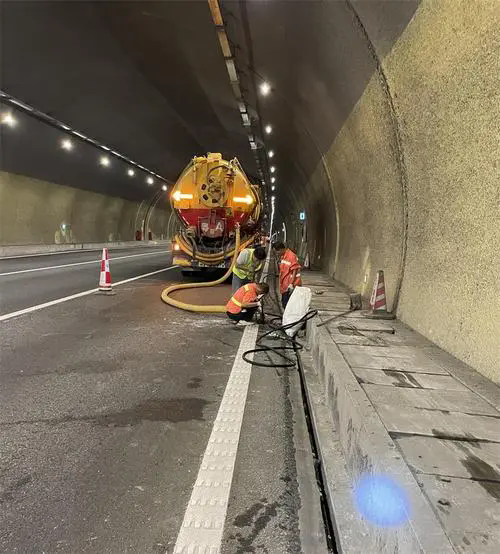 南京隧道排水渠清淤